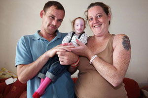 Самой маленькой девочке в мире нравится учиться в школе