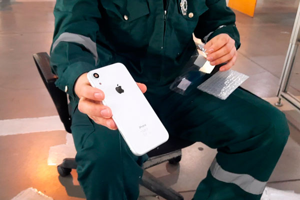 Кольцовские таможенники пресекли попытку незаконной пересылки коммерческой партии деталей для смартфонов