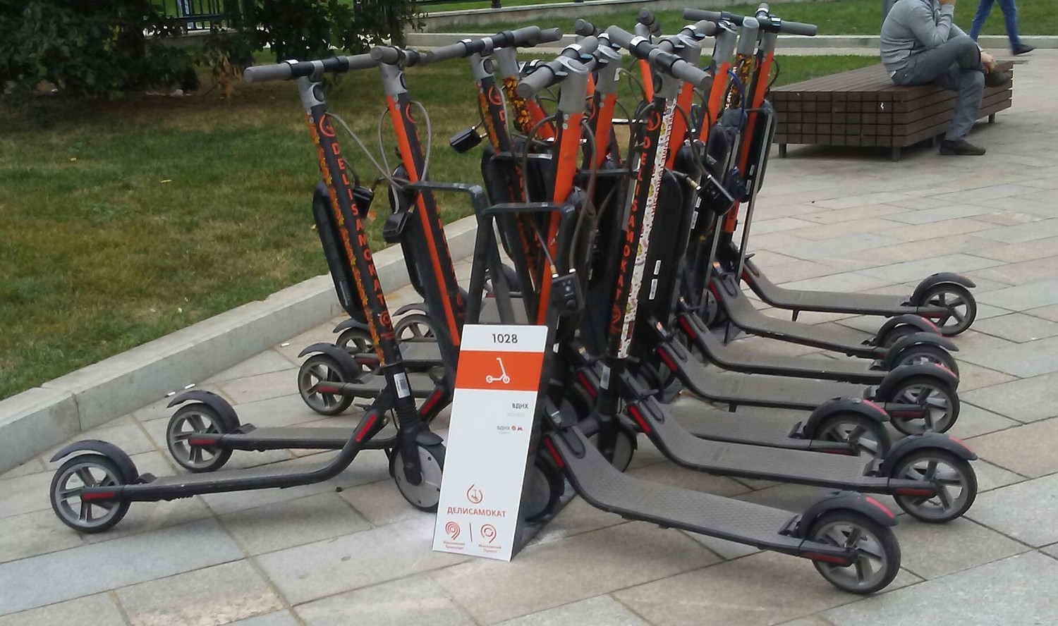 В Екатеринбурге появится дорожная разметка для парковки электросамокатов В Екатеринбурге появится дорожная разметка для парковки электросамокатов