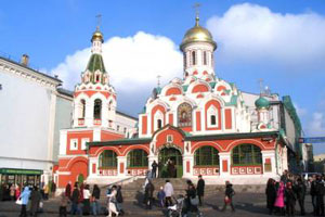 Шизофреник из Гвинеи забрался на крышу собора на Красной площади и кричал "Аллах Акбар"