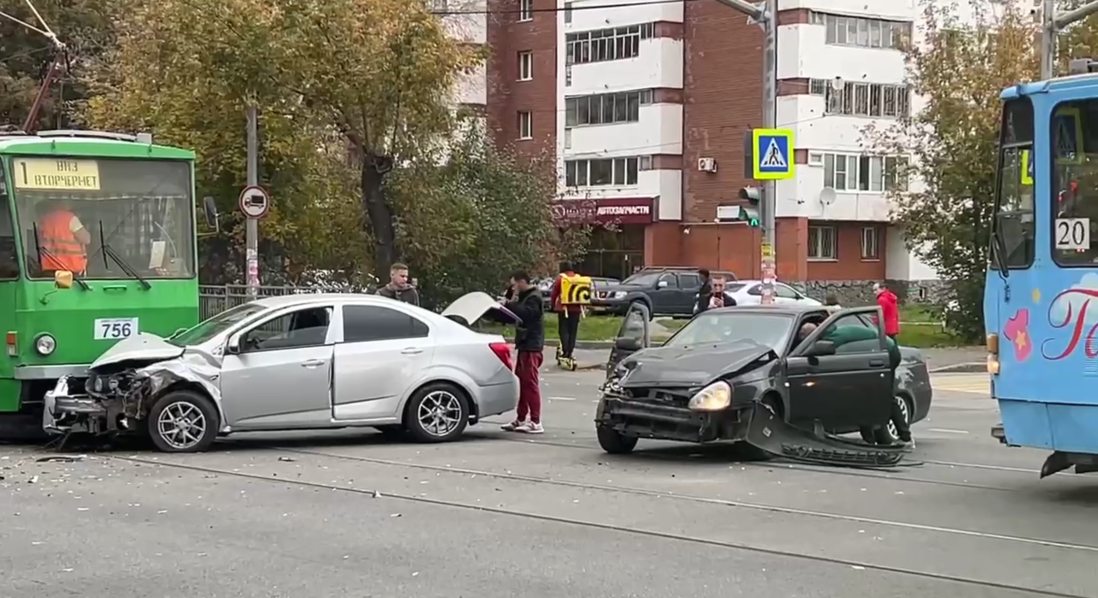 Серьезное ДТП с участием двух легковушек и трамвая в Екатеринбурге