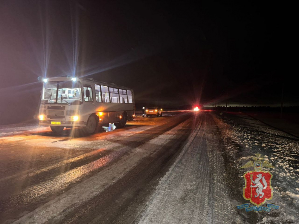 В Свердловской области автобус наехал на пешехода  | На Урале автобус «ПАЗ» сбил пешехода 