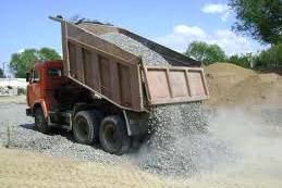 Московское кольцо блокировал перевернувшийся КамАЗ щебенкой