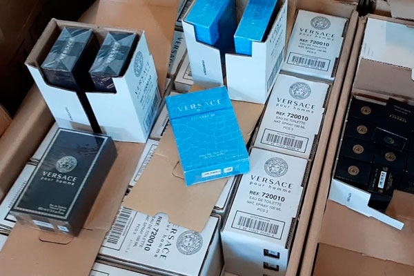 Уральские таможенники пресекли ввоз немаркированной парфюмерии и сигарет без акцизных марок на сумму 16 млн рублей