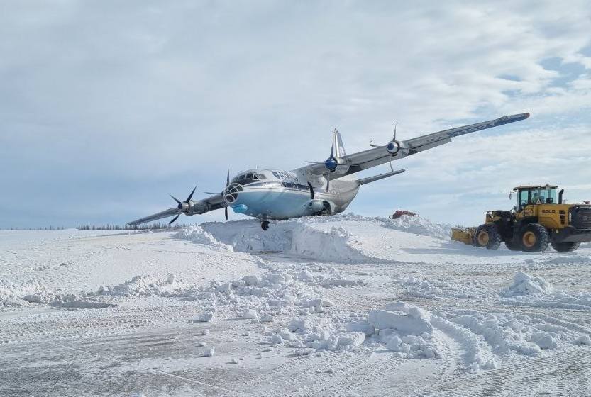 Грузовой самолёт жёстко сел в Новом Уренгое  | На Ямале грузовой самолёт совершил жёсткую посадку 