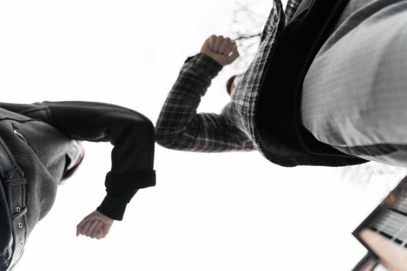 Избиение в Академическом — подростки на пустыре напали на мужчину, полиция проводит проверку | В Екатеринбурге подросток прыгал на спине лежащего без сознания мужчины