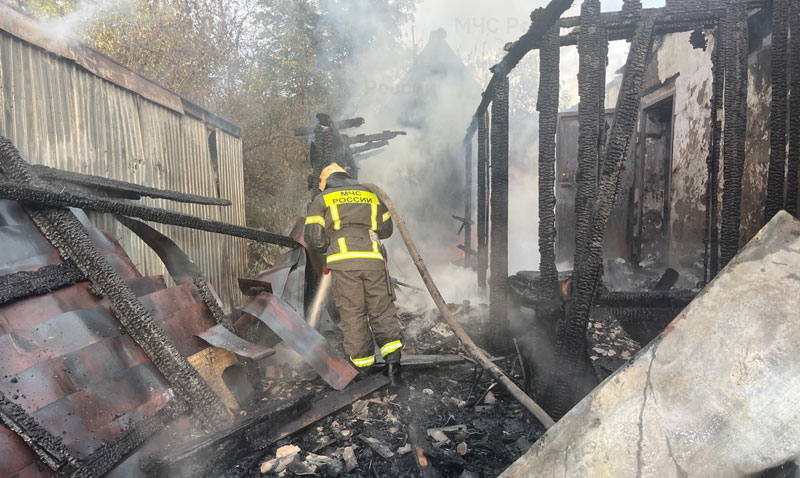 Ночью 14 февраля в Первоуральске произошёл пожар с пострадавшим | Пожар в садовом доме Первоуральска: пострадал человек