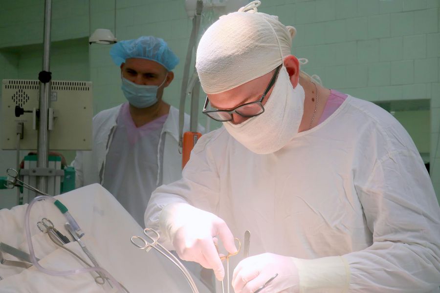 Свердловский врач Хрушёв успешно прооперировал пациента с ишемическим инсультом  | Врач Хрущёв спас уральца, пережившего ишемический инсульт 