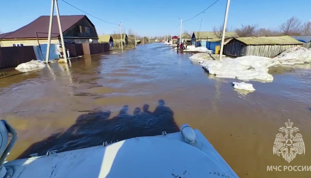 МЧС: в Оренбуржье талая вода подтопила 124 дома, эвакуированы 982 человека  | В Оренбуржье из зоны паводка эвакуировали 982 человека 