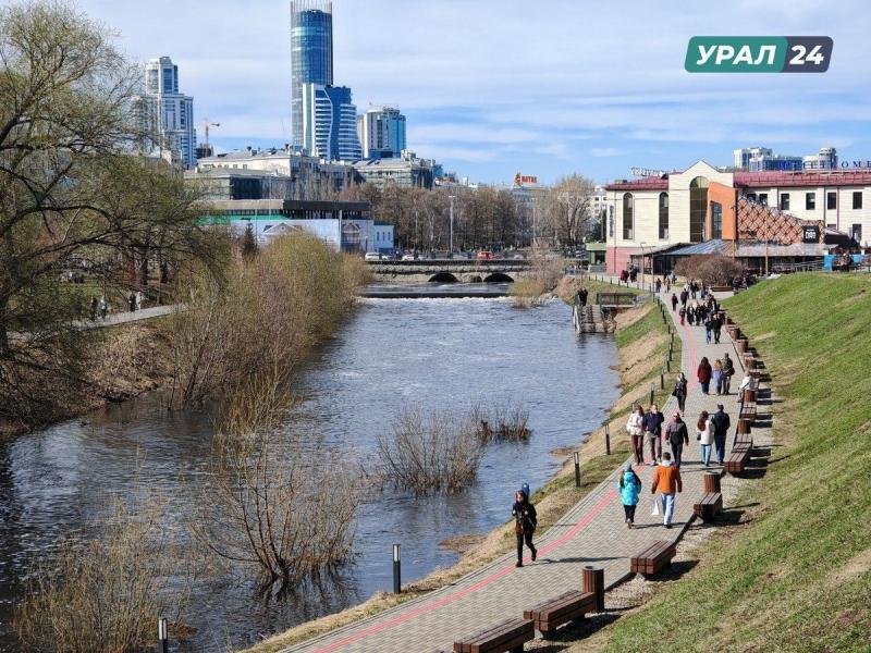 Разлив Исети в центре Екатеринбурга — вода затопила тротуары: фото и видео | В центре Екатеринбурга река Исеть вышла из берегов и затопила тротуары Разлив Исети в центре Екатеринбурга — вода затопила тротуары: фото и видео | В центре Екатеринбурга река Исеть вышла из берегов и затопила тротуары