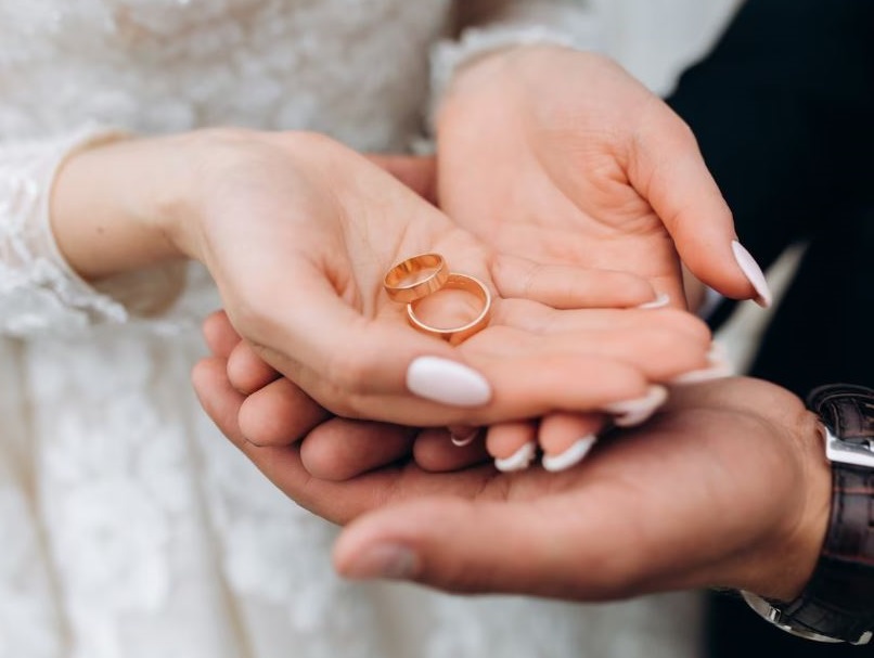 В регионах России упало количество браков  | Жители некоторых регионов России стали реже жениться 