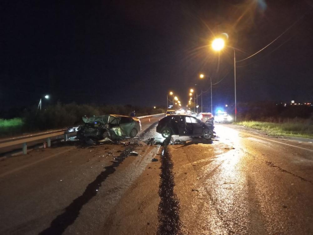 Четыре человека серьёзно пострадали в ДТП с двумя иномарками в Тюмени | В Тюмени в ДТП пострадали четыре человека