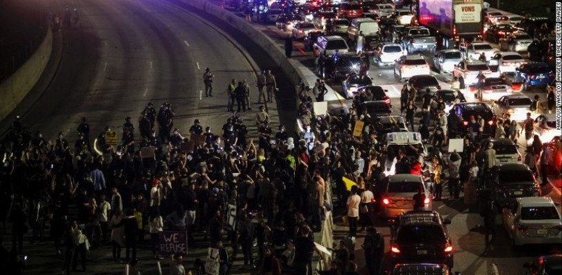 В США мирные протесты против избрания Дональда Трампа переросли в массовые беспорядки В США мирные протесты против избрания Дональда Трампа переросли в массовые беспорядки