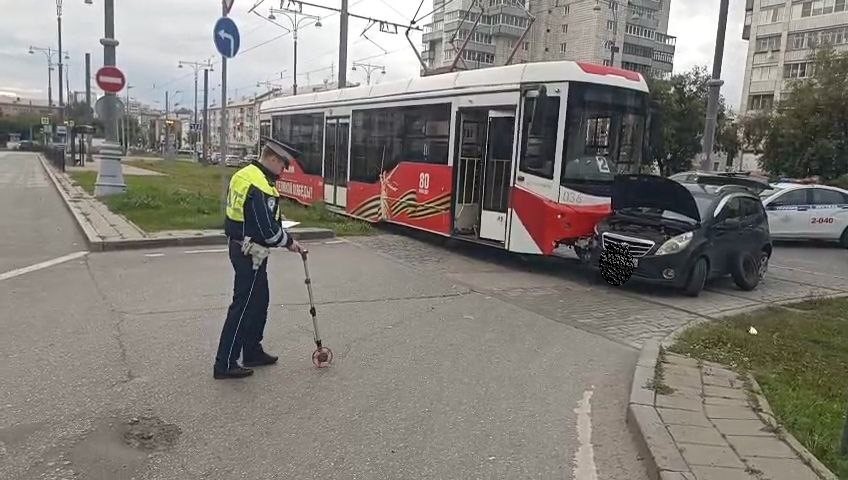 Трамвай и Daewoo Matiz столкнулись в Екатеринбурге  | В Екатеринбурге столкнулись трамвай и Daewoo Matiz 