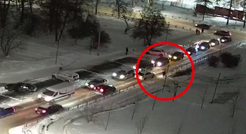 Автомобиль наехал на детей в центре Первоуральска  | В Первоуральске автомобиль наехал на детей 