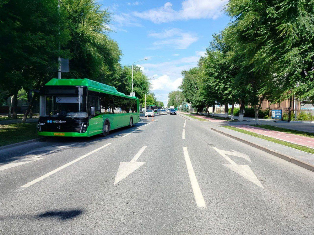 В Тюмени при ДТП пострадали три пассажира автобуса  | Трое тюменцев получили травмы при ДТП с автобусом 