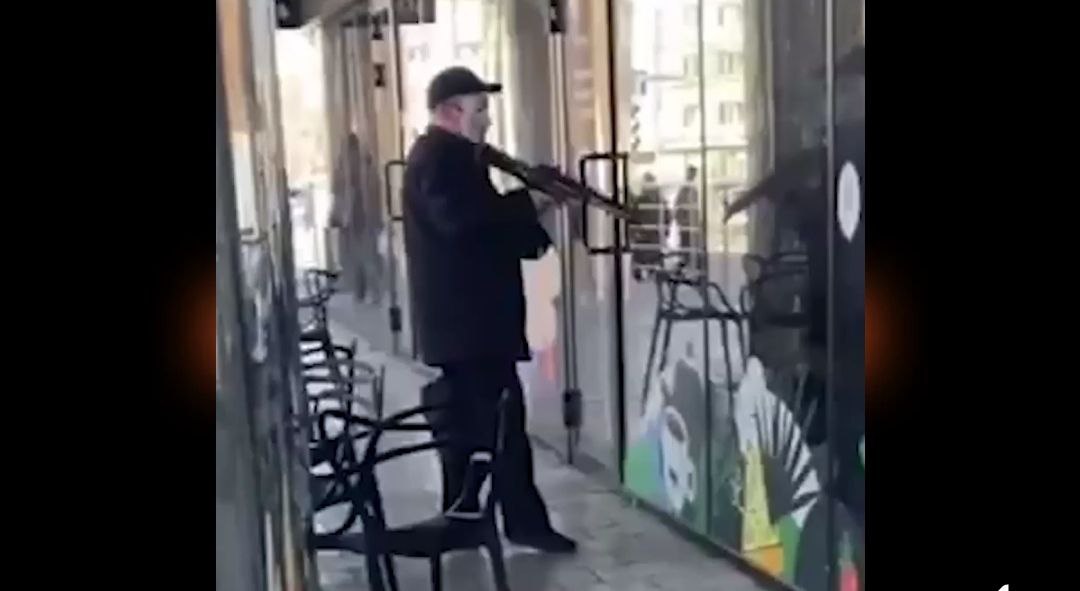 Жителей Екатеринбурга напугал мужчина с игрушечным автоматом