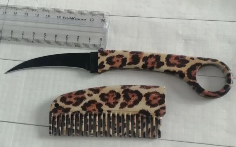Расчёска с ножом в суде Екатеринбурга — женщина добровольно сдала опасный предмет приставам | В суде Екатеринбурга у женщины изъяли нож, спрятанный в расческе Расчёска с ножом в суде Екатеринбурга — женщина добровольно сдала опасный предмет приставам | В суде Екатеринбурга у женщины изъяли нож, спрятанный в расческе