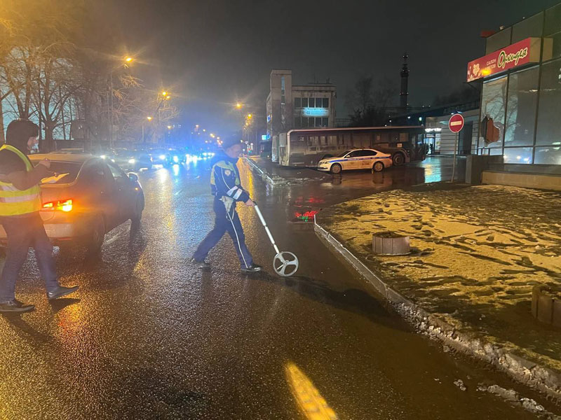 В Екатеринбурге женщина погибла под колесами Nissan при переходе дороги вне перехода | В Екатеринбурге пешеход погибла в ДТП возле подземного перехода