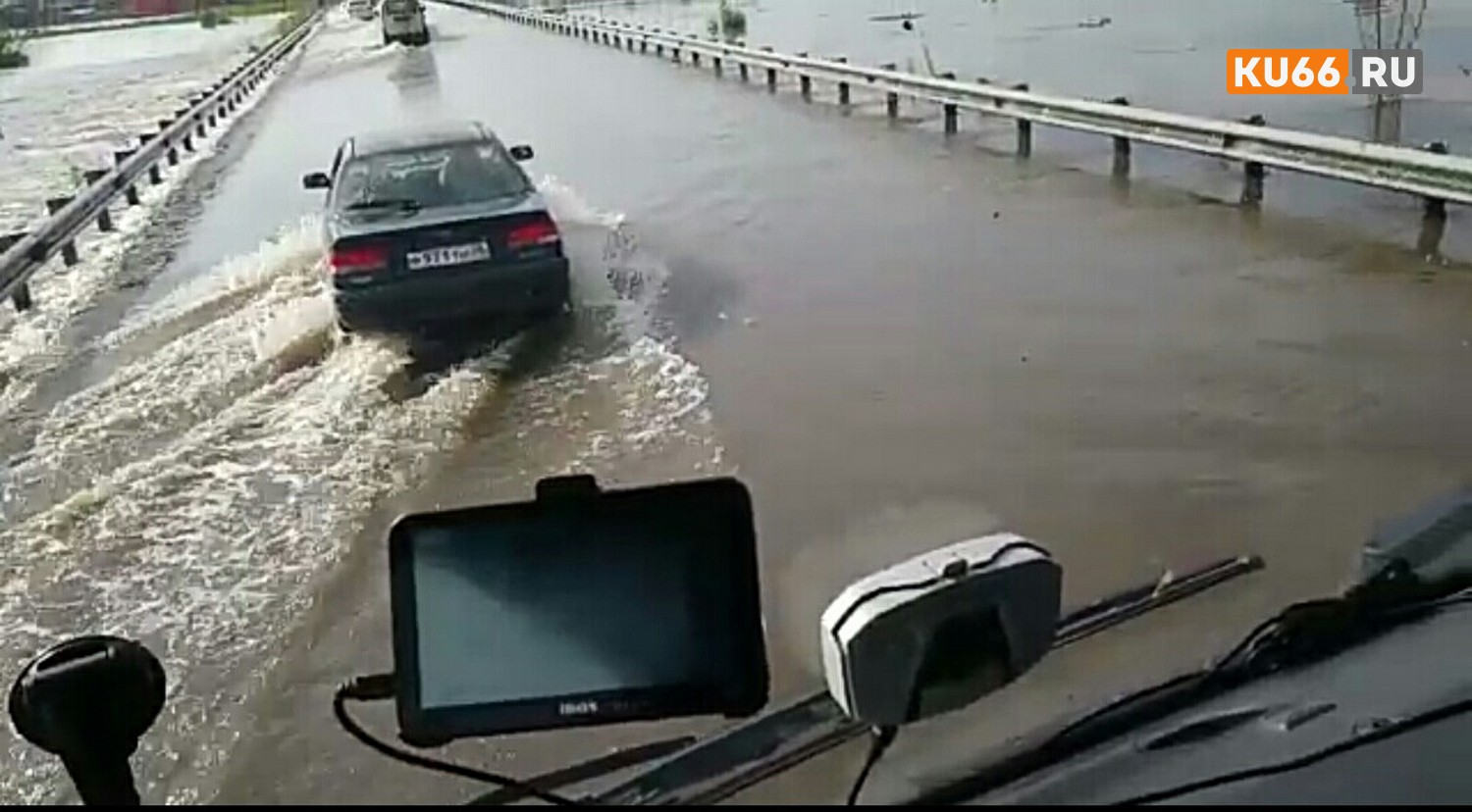 «Трасса перекрыта, хлеб продают по 150 рублей»: дальнобойщик с Урала попал в эпицентр наводнения под Иркутском