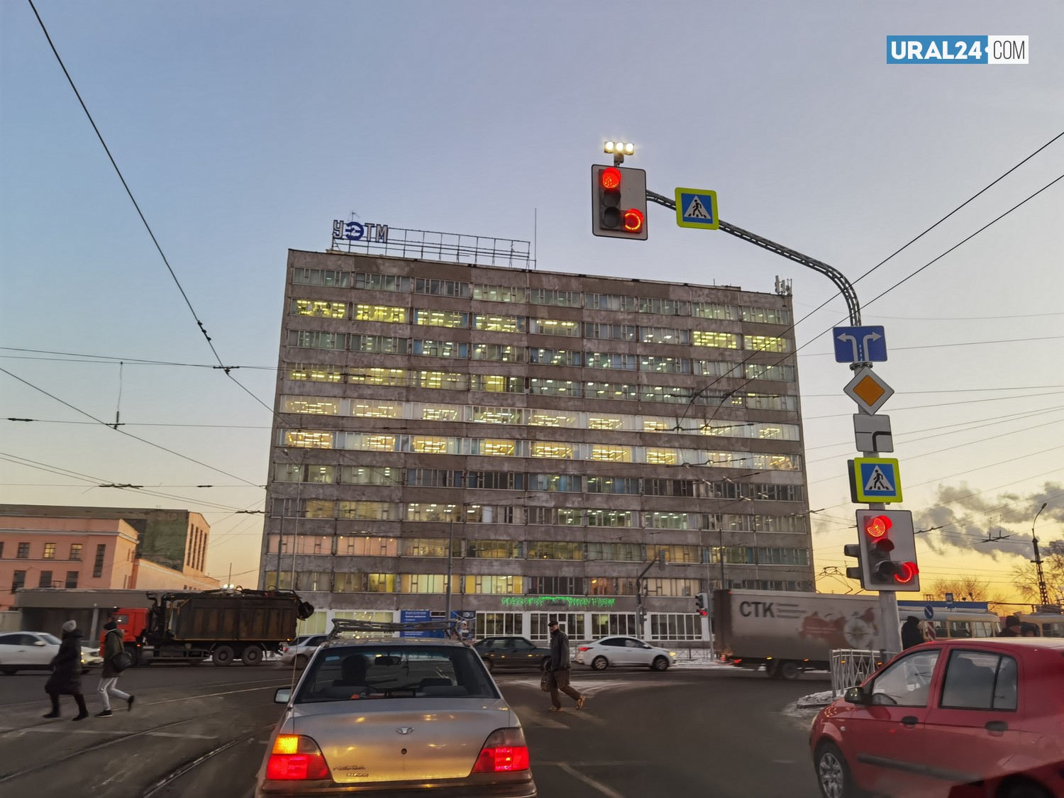 В Екатеринбурге работникам «Уралэлектротяжмаша» выплатили долг по заработной плате на сумму свыше 10 млн. рублей В Екатеринбурге работникам «Уралэлектротяжмаша» выплатили долг по заработной плате на сумму свыше 10 млн. рублей