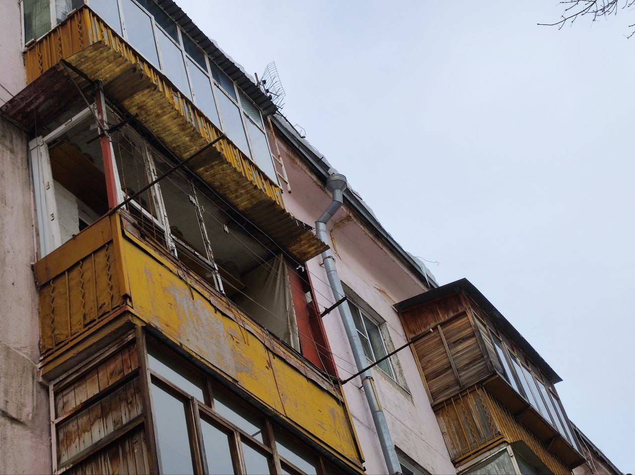 В Челябинске лёд упал с крыши на мужчину 