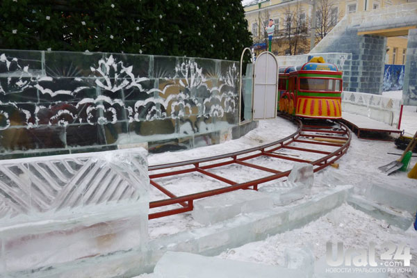 На главной площади Екатеринбурга демонтируют ледовый городок На главной площади Екатеринбурга демонтируют ледовый городок