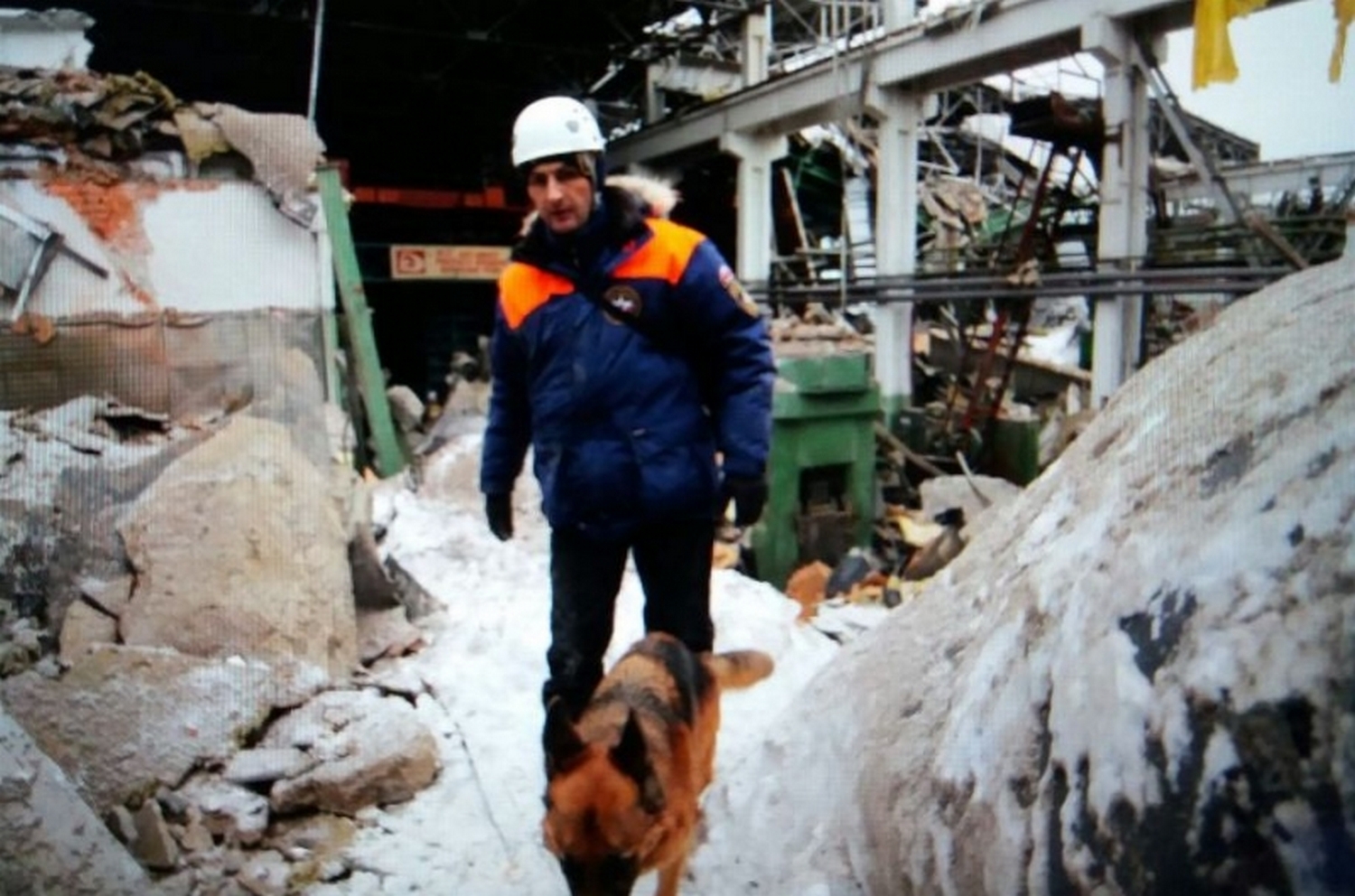 В Свердловской области продолжается расследование уголовного дела по факту обрушения перекрытий кровли на территории завода В Свердловской области продолжается расследование уголовного дела по факту обрушения перекрытий кровли на территории завода