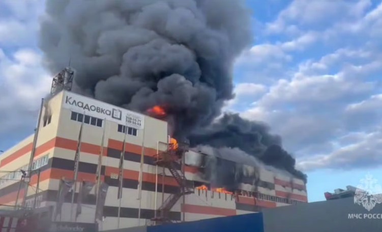 В Екатеринбурге горит четырёхэтажное здание склада. Видео | Четырёхэтажный склад горит в Екатеринбурге 