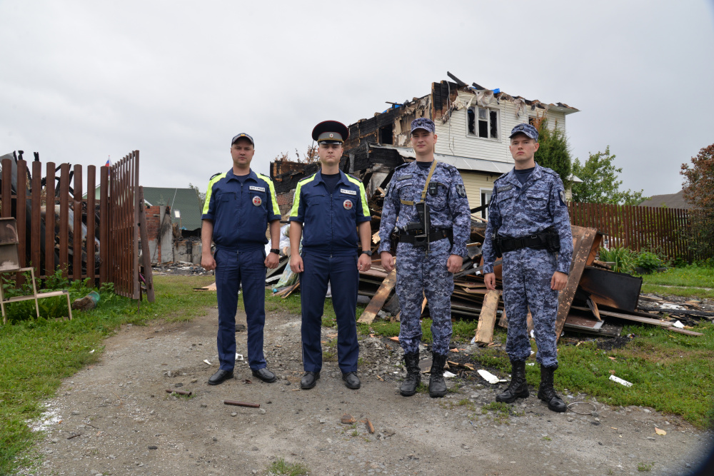 В Среднеуральске из горящего дома семь человек и одну собаку | На Урале из пожара спасли семь человек и собаку 