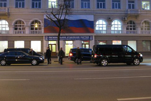 В Воронеже полиция запретила людям ходить мимо здания, где вел прием Дмитрий Медведев