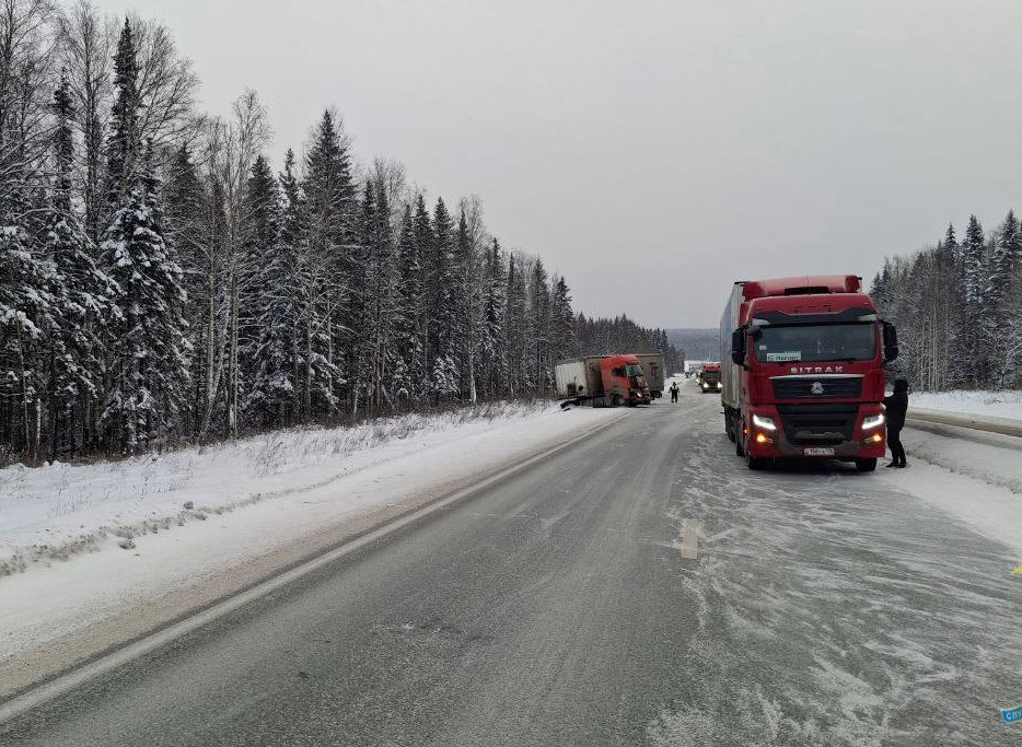 Столкновение грузовиков на трассе Пермь–Екатеринбург привело к ограничению движения  | Из-за ДТП на трассе Пермь–Екатеринбург движение ограничено