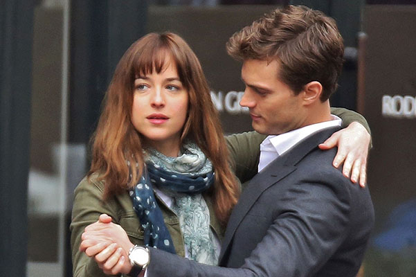 Лента «Пятьдесят оттенков серого» собрала более 300 миллионов долларов Лента «Пятьдесят оттенков серого» собрала более 300 миллионов долларов