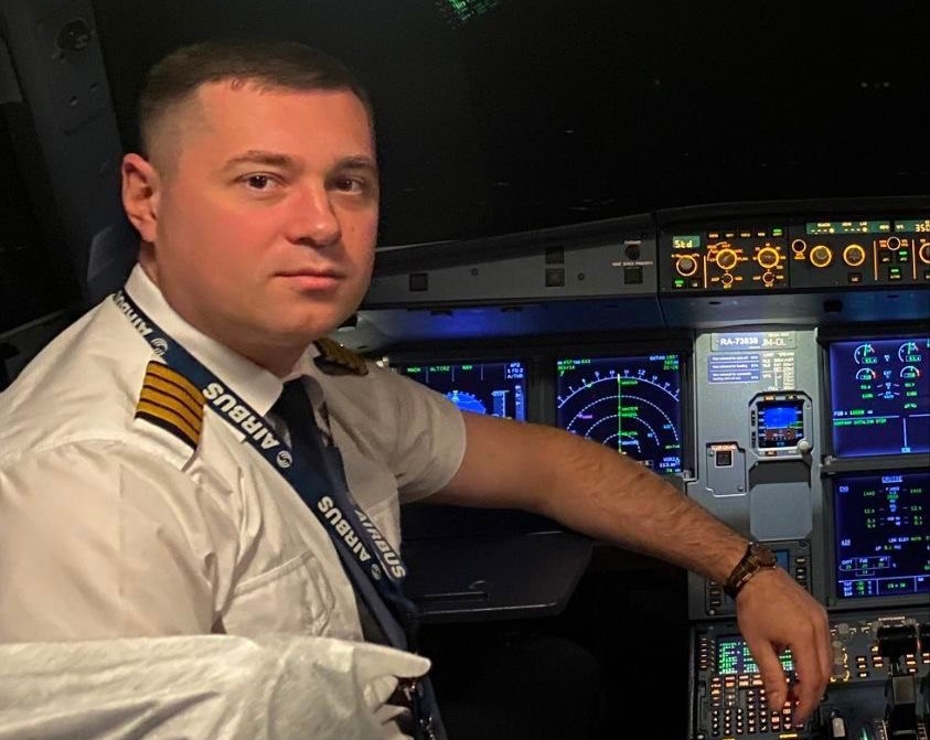 Посадивший самолёт в пшеничное поле пилот «Уральских авиалиний» ищет работу  | Пилот Сергей Белов хочет летать и ищет работу 