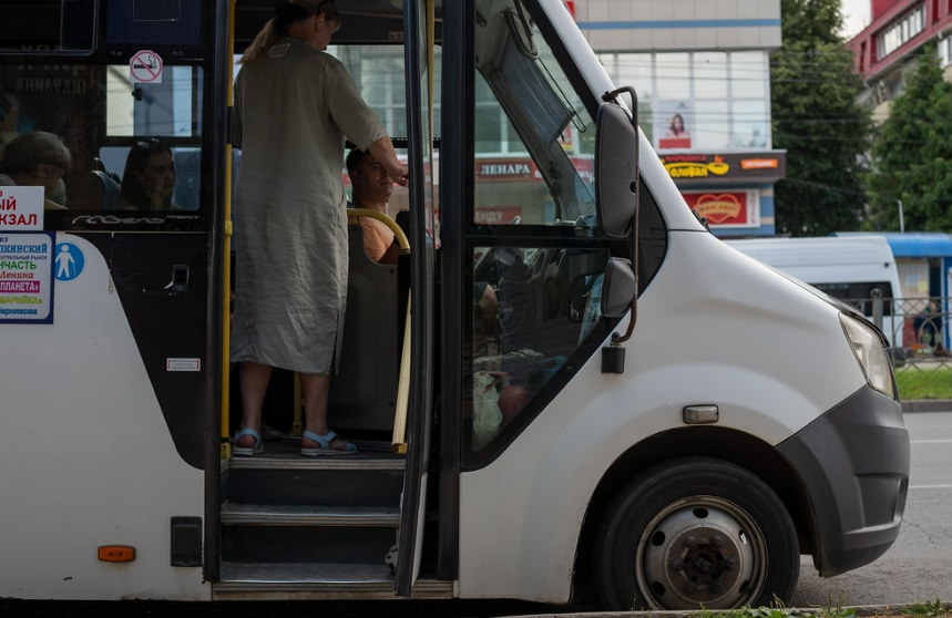 Прокуратура разберется с избиением пассажира в 54-й маршрутке Екатеринбурга Прокуратура разберется с избиением пассажира в 54-й маршрутке Екатеринбурга