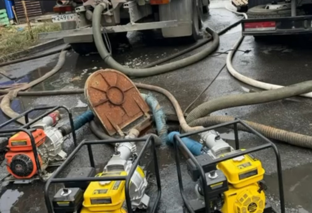 Оно течёт — в Первоуральске снова прорвало канализацию | Первоуральцы снова жалуются на текущую канализацию Оно течёт — в Первоуральске снова прорвало канализацию | Первоуральцы снова жалуются на текущую канализацию