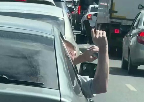 В Челябинске пассажир "Лады" направлял пистолет на автомобилистов | Челябинцев напугал пассажир "Лады" с пистолетом