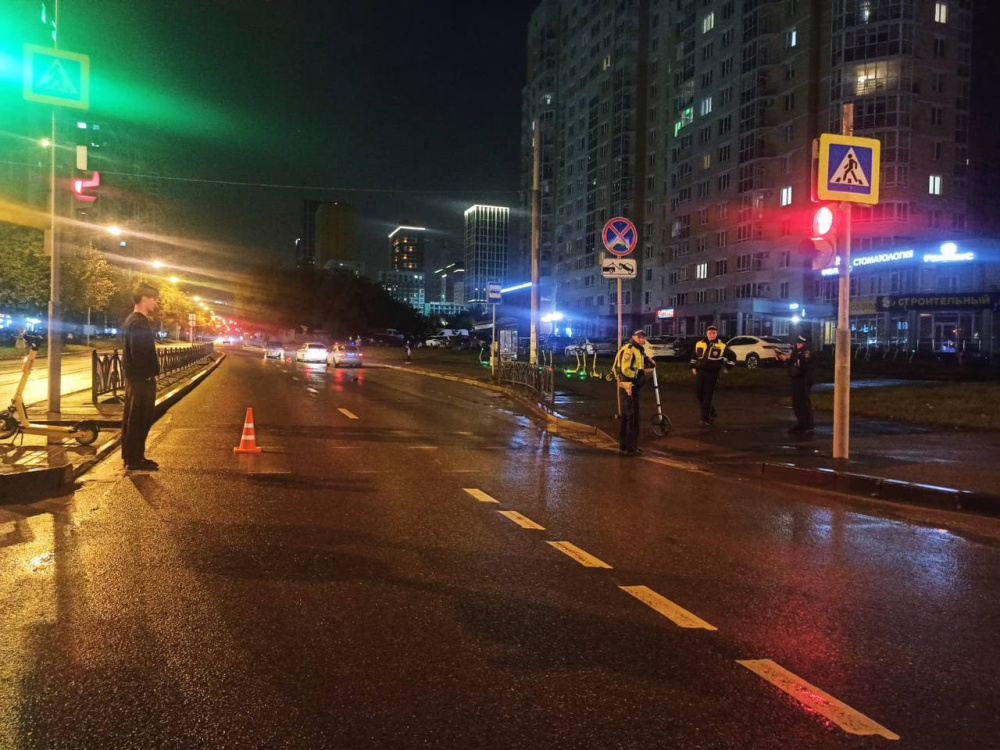 Подросток в Екатеринбурге проигнорировал красный свет и устроил аварию | В Екатеринбурге подросток на арендном самокате спровоцировал ДТП Подросток в Екатеринбурге проигнорировал красный свет и устроил аварию | В Екатеринбурге подросток на арендном самокате спровоцировал ДТП