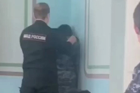 В Каменске-Уральском уволили полицейского, который поставил студентку на колени 