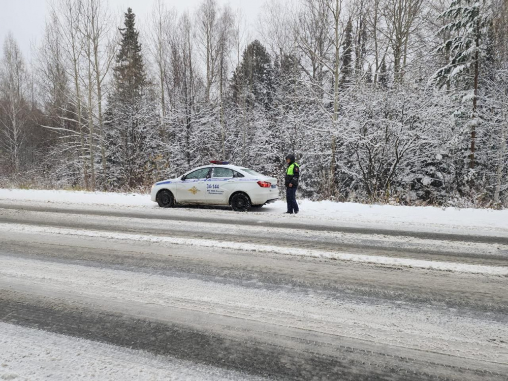 На дороге Екатеринбург — Серов появились снежные накаты | Снег повлиял на движение по трассе Екатеринбург — Серов На дороге Екатеринбург — Серов появились снежные накаты | Снег повлиял на движение по трассе Екатеринбург — Серов
