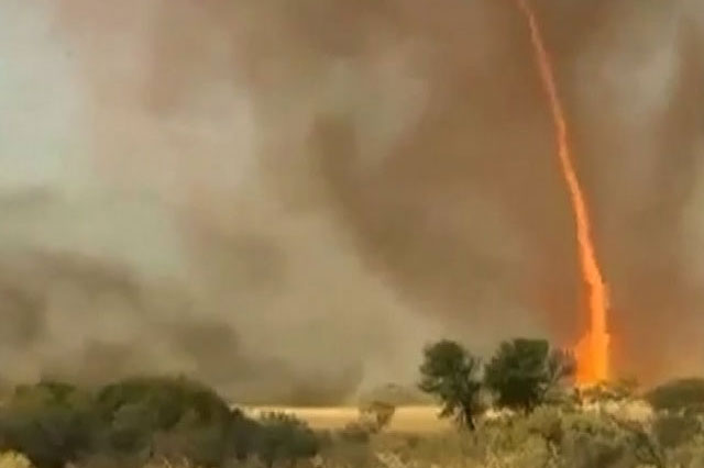В Австралии сняли на видео огненный торнадо