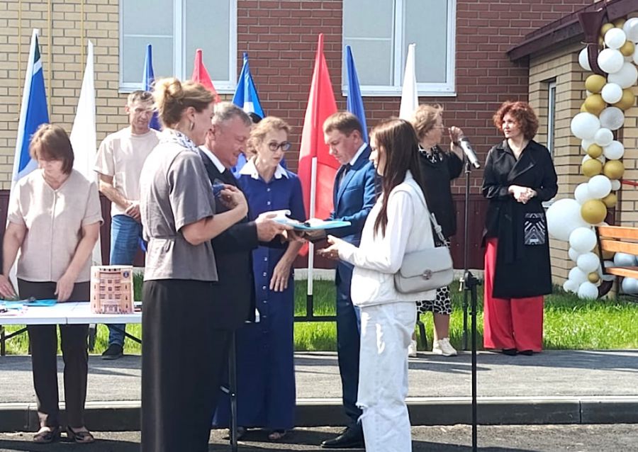 36 детей-сирот в Тугулыме получили ключи от квартир в новостройке | На Урале 36 сирот получили ключи от квартир 36 детей-сирот в Тугулыме получили ключи от квартир в новостройке | На Урале 36 сирот получили ключи от квартир