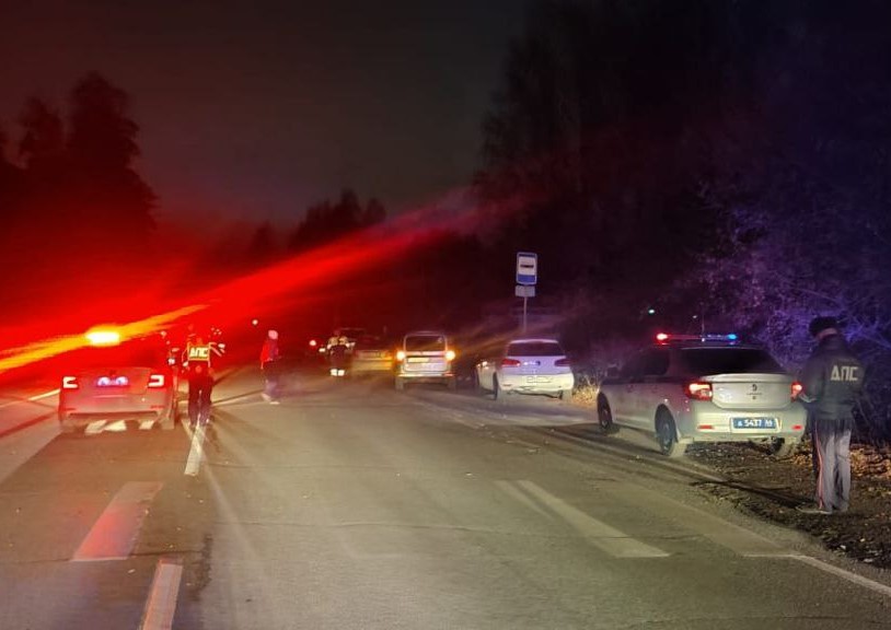 В Екатеринбурге пешеход погиб от удара двумя машинами  | В Екатеринбурге два автомобиля задавили мужчину 