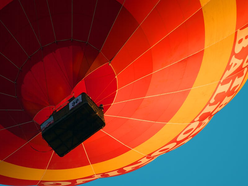 Штраф и лишение лицензии: Полет на воздушном шаре на Урале обернулся наказанием