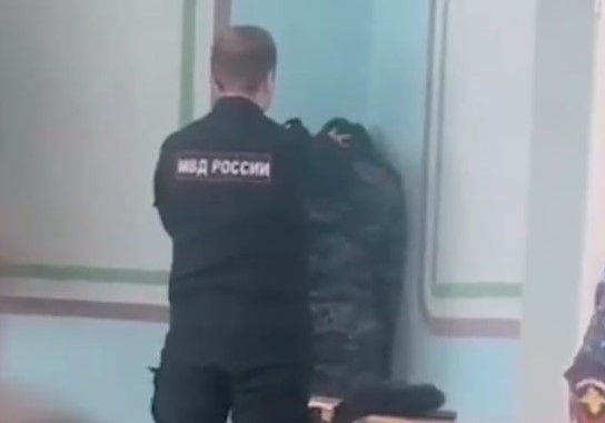 На Урале студент купил преподавателю-полицейскому игру, чтобы избежать "прожарки"? 