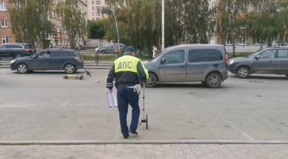 В Екатеринбурге автомобиль сбил подростка на самокате  | Подросток на самокате попал в Екатеринбурге под машину 