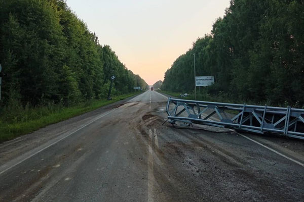 Самосвал сшиб опору с камерами на свердловской трассе. Фото
