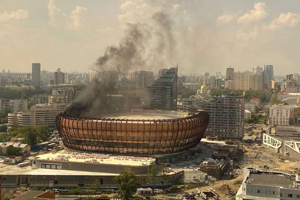 На строящейся ледовой арене в Екатеринбурге произошел пожар