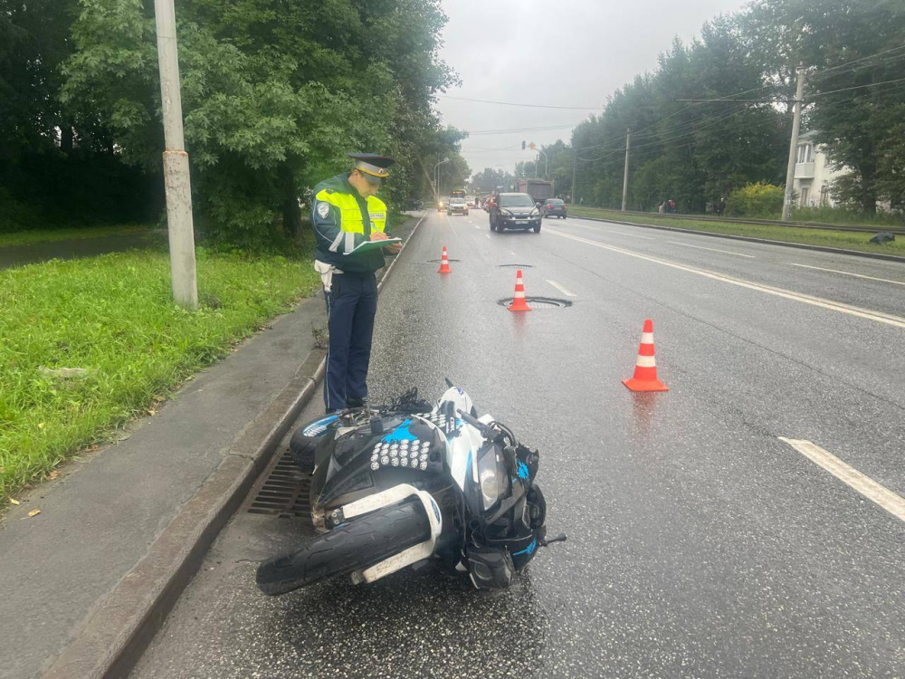 Мотоциклист погиб в Екатеринбурге при столкновении с машиной автоледи  | В Екатеринбурге мотоциклист с 25 нарушениями ПДД погиб в ДТП 