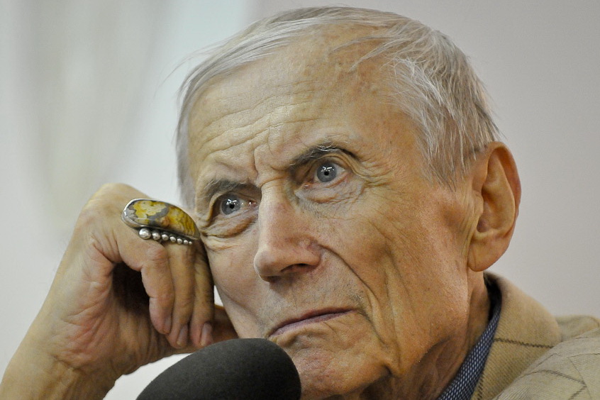 Евтушенко срочно госпитализировали на гастролях Евтушенко срочно госпитализировали на гастролях